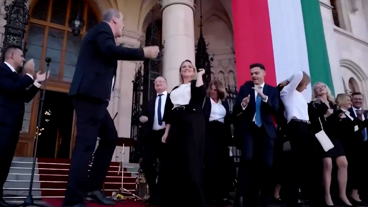 A orillas del Danubio. El nuevo gobierno húngaro baila siguiendo los pasos del ministro de Salud. (Foto: Captura de TV)