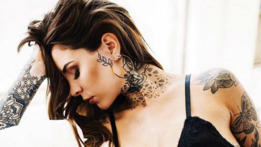 Candelaria Tinelli se hizo un piercing en una lola
