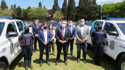 Fernández celebró el aniversario del regreso a la democracia con Alfonsín, en un acto de entrega de patrulleros con Kicillof, Cafiero, Frederic y Berni