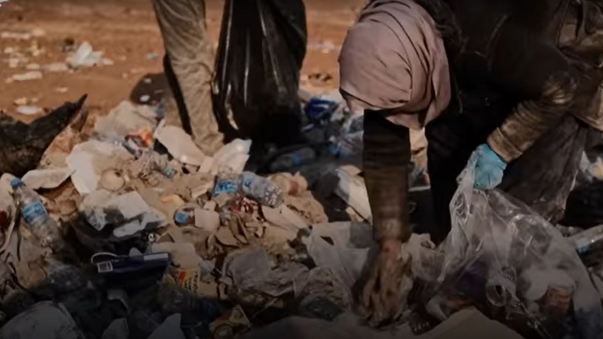 Una mujer revisa los desperdicios en procura de conseguir algo para comer (Foto: gentileza BBC).