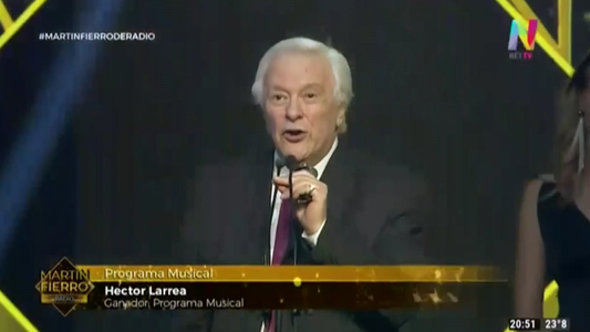 Héctor Larrea ganó la estatuilla en la terna Mejor Programa Musical