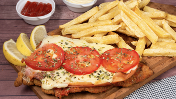 Tres lugares para comer milanesas en Buenos Aires que las cortan con cuchara y son gigantes