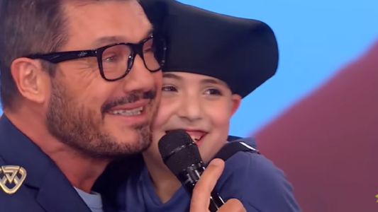 ¡A upa! El nene que ingresó a la pista y abrazó fuerte a Marcelo Tinelli