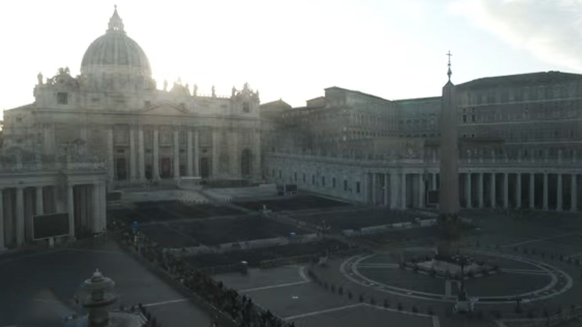 La transmisi&oacute;n oficial, finalizado el velatorio solo mostr&oacute; im&aacute;genes del exterior, la plaza San Pedro y la fachada de la Bas&iacute;lica. (Foto: Captura de TV)