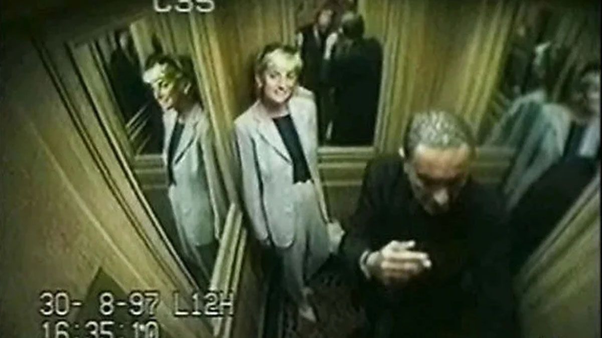 Lady Di, la última foto sonriente de su vida, en el ascensor del hotel Ritz (Foto: AP)
