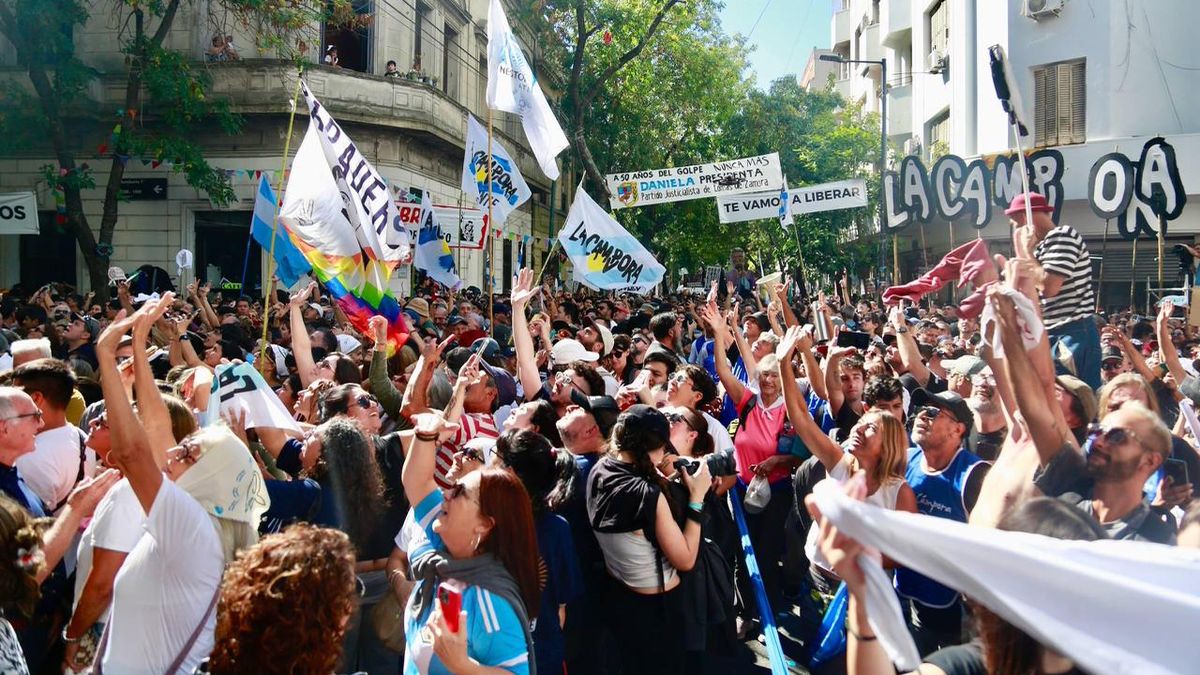 El D&iacute;a de la Memoria, una intensa columna de La C&aacute;mpora pas&oacute; por San Jos&eacute; 1111 antes de concluir su recorrido en la Plaza de Mayo, donde fue convocado el acto central. (Foto: La C&aacute;mpora).