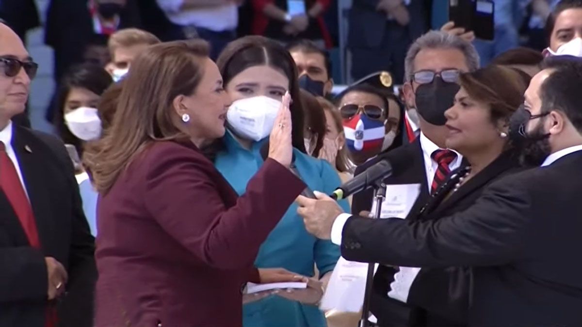 Xiomara Castro jura como la primera presidenta hondureña (Foto: TV Oficial de Honduras)