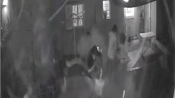 Navidad salvaje: cayó un petardo al patio, quemó a 2 nenas y desató una pelea salvaje en el barrio