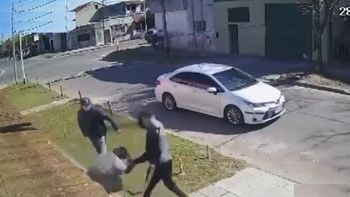 Las imágenes muestran cómo la víctima pide por su vida. Foto: captura de Tv.&nbsp;