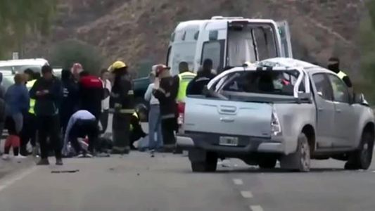 Tragedia en Mendoza: 16 alumnos viajaban en la caja de una camioneta, volcaron y una chica murió