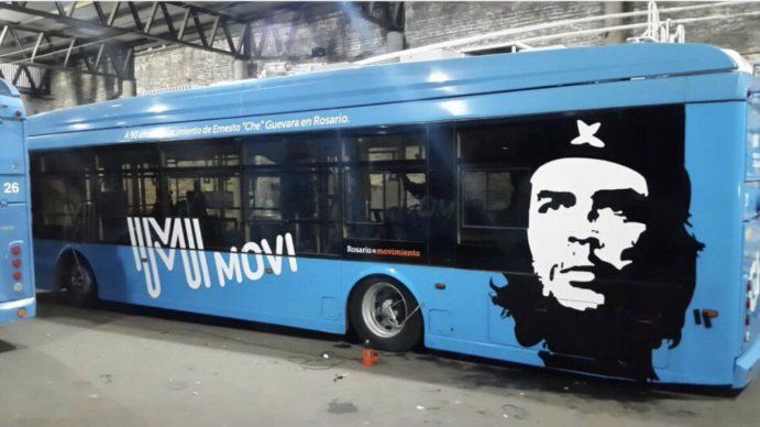 Polémica en Rosario por la imagen del “Che” Guevara en una línea de trolebuses
