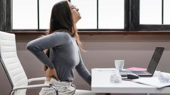 Salud: consejos prácticos para aliviar y prevenir dolores por el uso de celulares y computadoras
