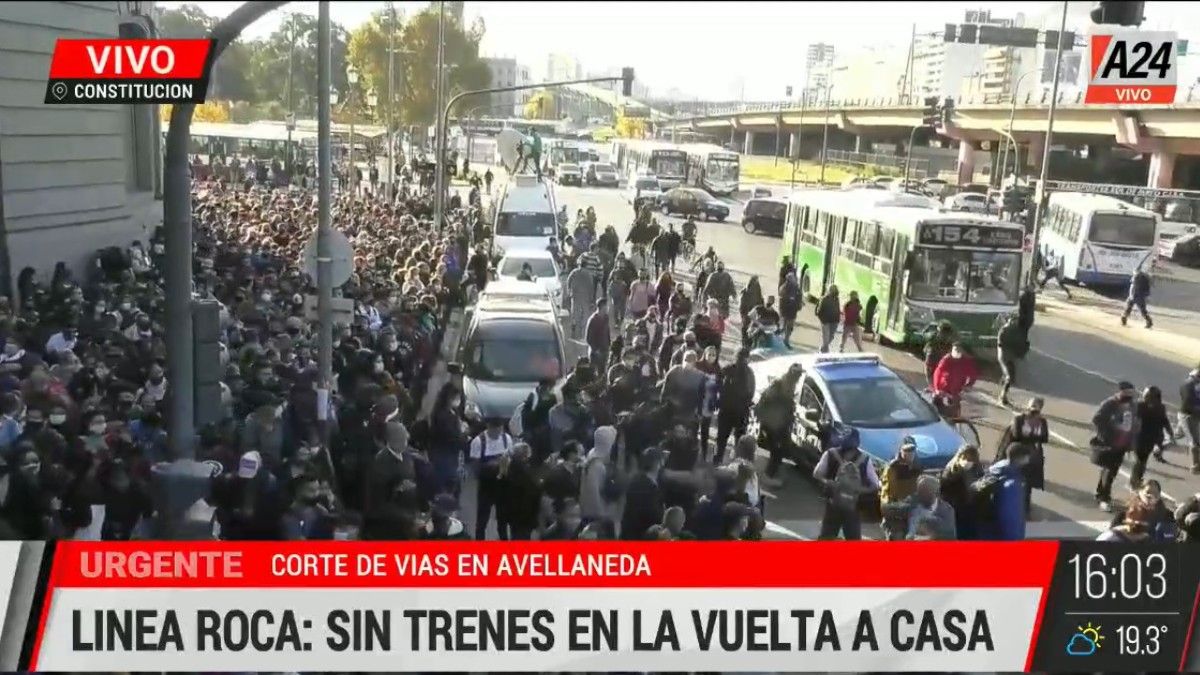 Constitución: manifestantes cortan las calles y se amontona la gente en la estación