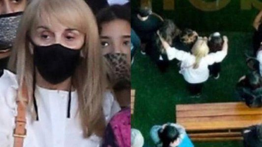 La conmovedora foto de Claudia Villafañe abrazando a Dalma, Gianinna y Jana, en el último adiós a Diego Maradona