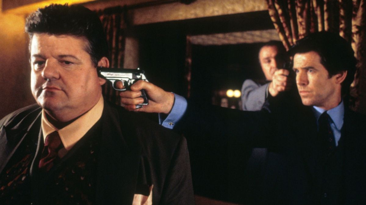 Robbie Coltrane en la piel de Valentin Dmitrovich Zukovsky en una de las películas de James Bond, junto a Pierce Brosnan.  