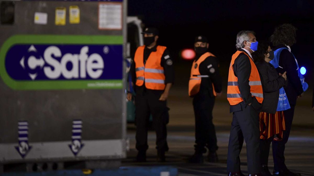 El presidente Alberto Fernández en Ezeiza. Los varados piden pista (Foto: Telam)