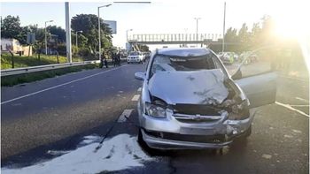 Escapaban a contramano con una moto robada y chocaron en Acceso Oeste: un muerto y un herido
