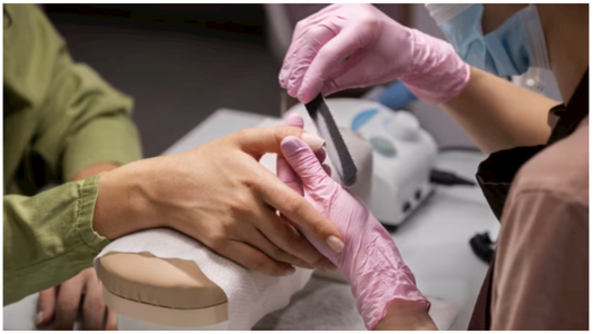 El peligro detrás del boom del esmaltado semipermanente de uñas: las silenciosas señales de alerta