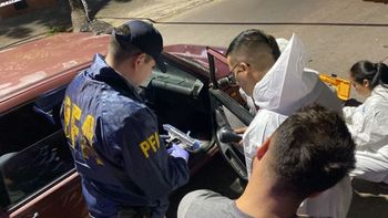 Los pararon para hacer un control y encontraron una ametralladora dentro del auto