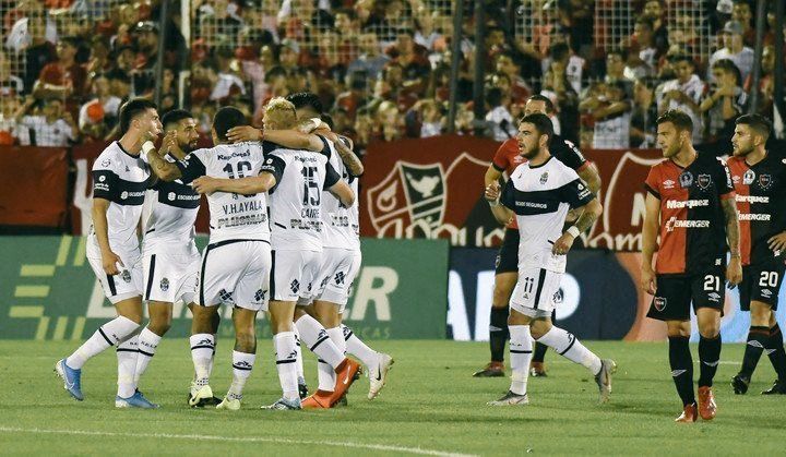 Gimnasia goleó 4-0 a Newells en Rosario y sueña con la salvación de la mano de Maradona