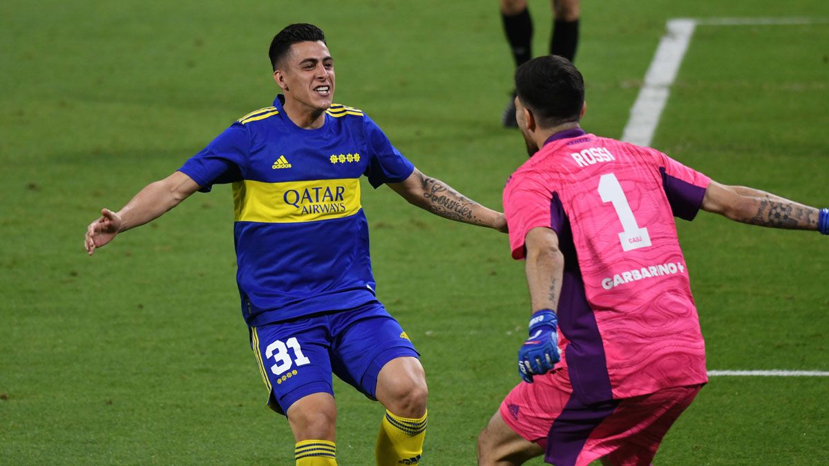 Pavón ya marcó su penal y celebra la clasificación con Rossi.