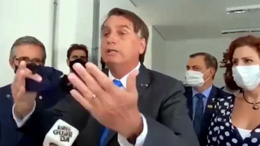 ¡Callate la boca!: Bolsonaro se sacó el barbijo para insultar a una periodista