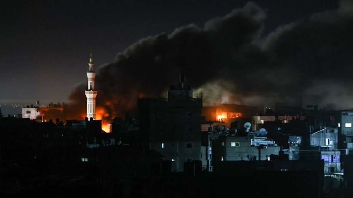Fuego y humo, las primeras consecuencias de los ataques renovados de Israel sobre Gaza que rompieron de facto la tregua. (Foto: Gentileza AS)  