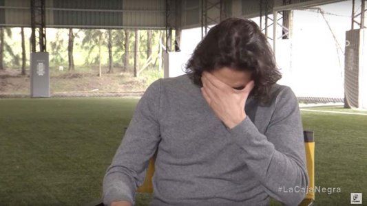 Cavani rompió en llanto en plena entrevista luego de recibir un saludo muy especial y no pudo seguir hablando