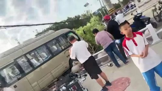 China: un micro escolar atropelló a 24 personas en un colegio y mató a 11 personas