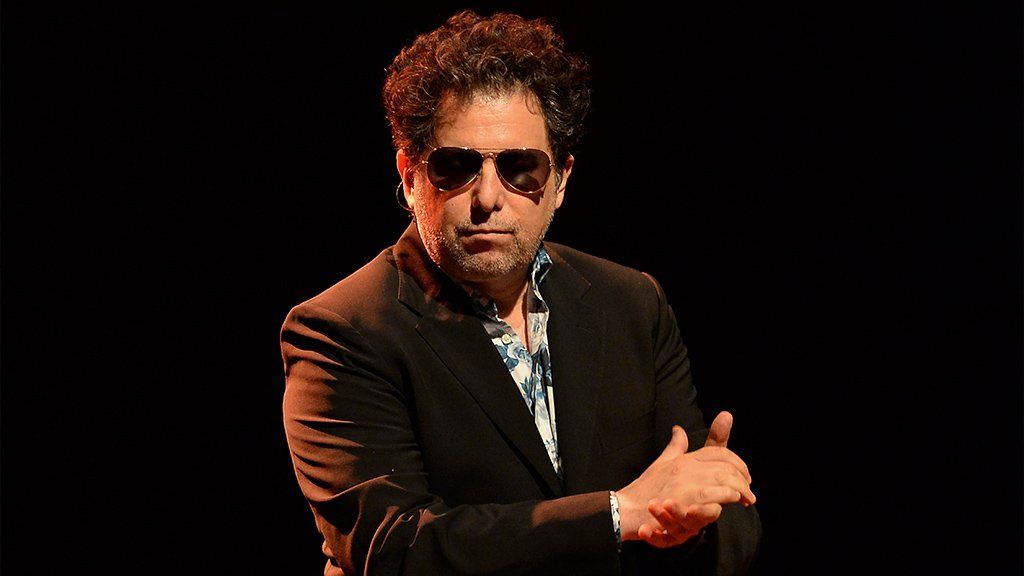 Polémica con Andrés Calamaro por fumar marihuana en un show