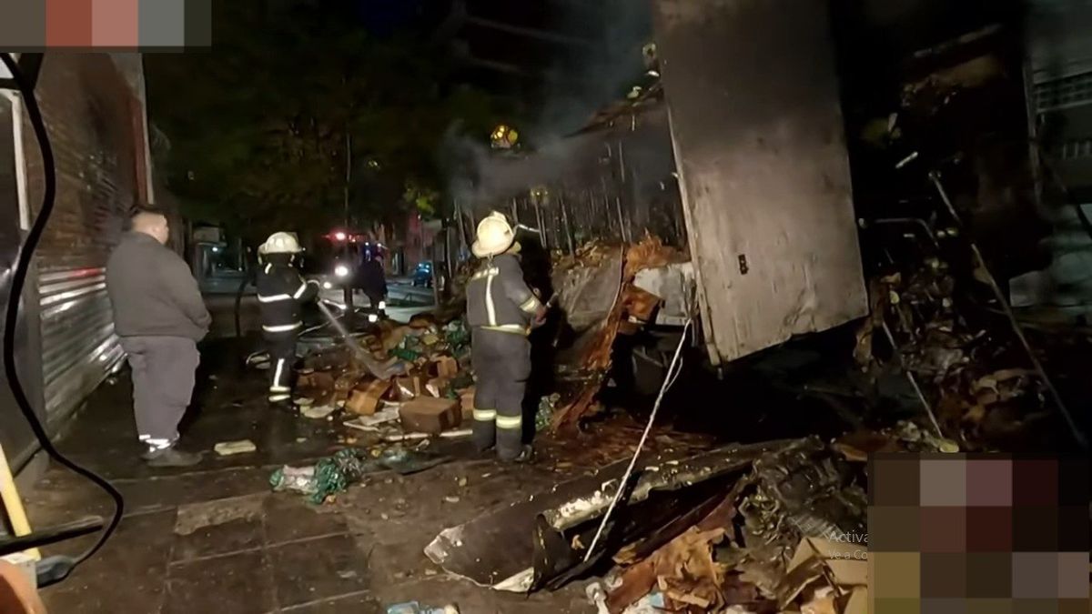 Explosión y fuego en Lanús: se incendió un camión cargado con productos lácteos y los bomberos trabajan para contener las llamas
