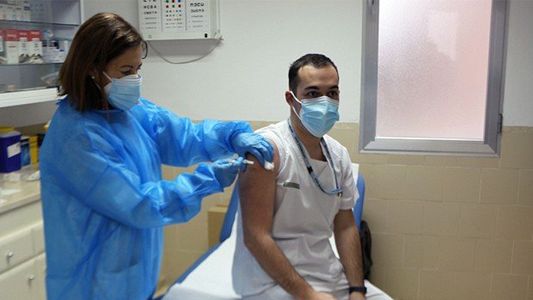 Nicolás Kreplak confirmó que a fin de año se dará un refuerzo de la vacuna a trabajadores de la salud