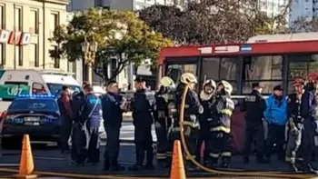 Tragedia en Once: un ciclista murió tras ser atropellado por un colectivo fuera de servicio