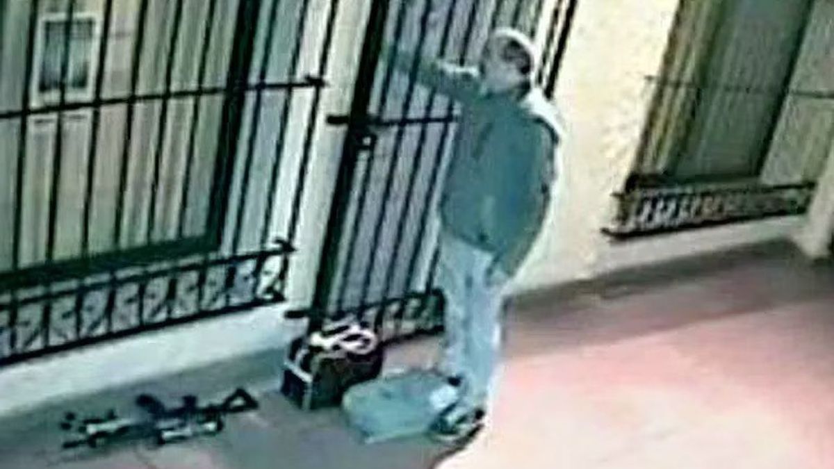 El momento en el que José López arrojaba los bolsos en el convento (Foto: archivo).