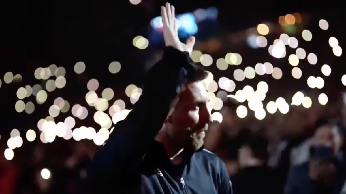 Lionel Messi saluda al público durante su ingreso al estadio de Newells (Foto: captura de video).