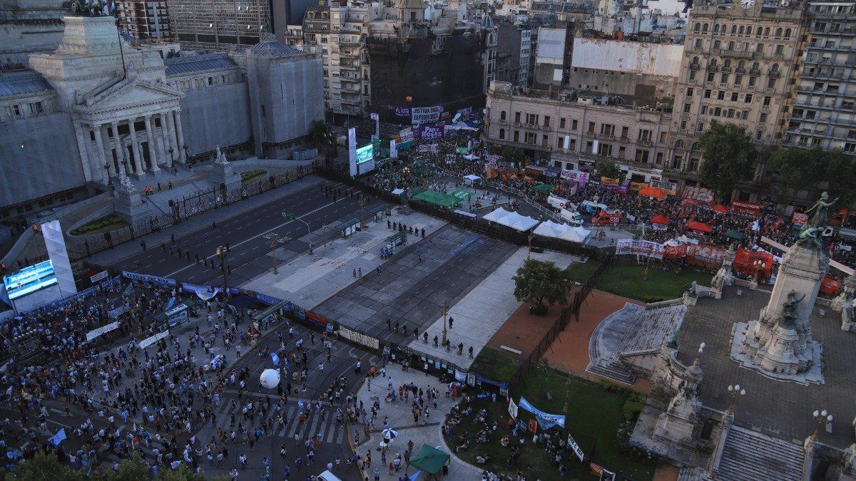 Verdes y celestes: así se vive el debate sobre el aborto en las calles