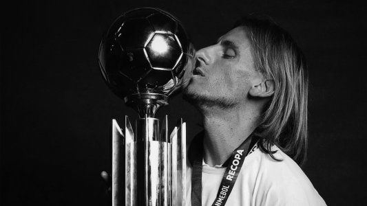 Beccacece, tras levantar la Recopa con Defensa: Estamos orgullosos por este nuevo título