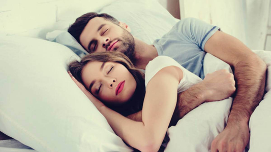 El sueño donde dormís abrazado a alguien que no es tu pareja: ¿Qué significa?