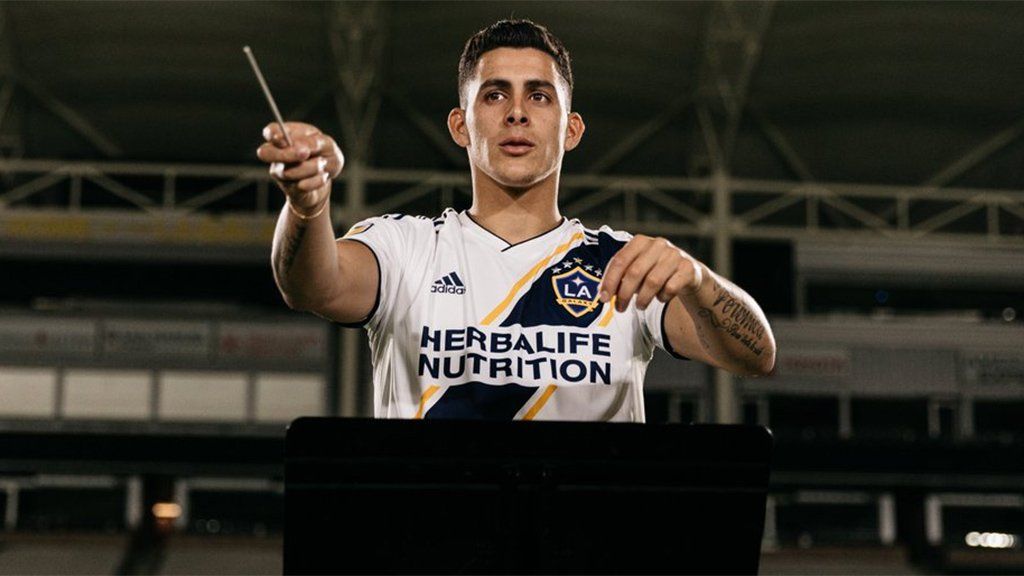 Pavón fue presentado en Los Ángeles Galaxy simulando ser un director de orquesta