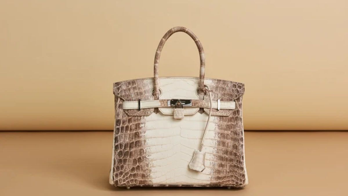 Una edición especial del bolso Birkin rompió récords en una subasta de Sotheby's (Foto: captura de TV). Una edición especial del bolso Birkin rompió récords en una subasta de Sotheby's (Foto: captura de TV).