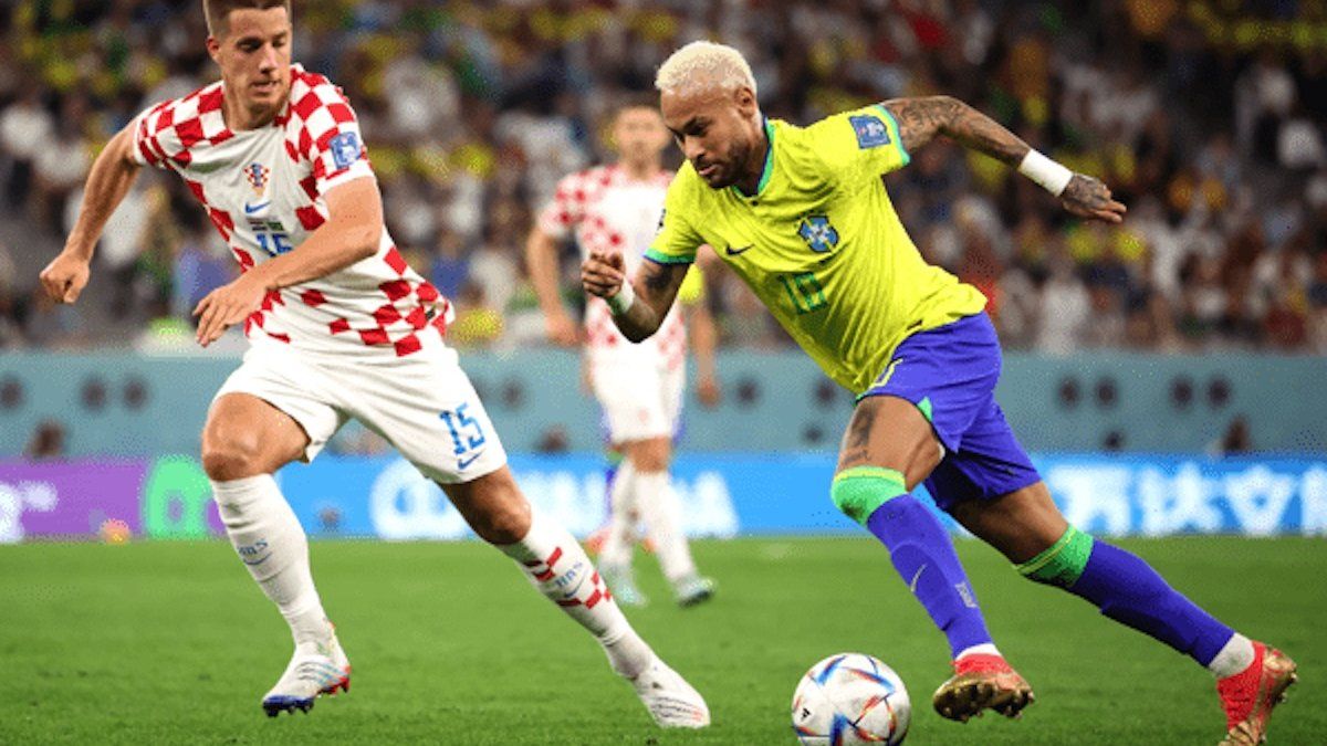 Neymar y la pelota. El brasileño tuvo un tiro libre en el primer tiempo
