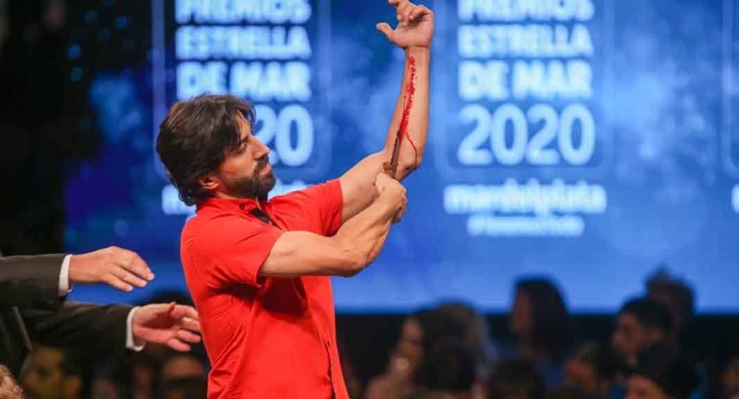 El director Marcos Moyano explicó por qué simuló cortarse las venas