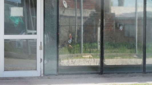 La violencia en Rosario no para: balearon por cuarta vez una sede penitenciaria y una abogada terminó herida