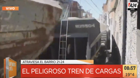 Villa 21-24: cómo es vivir a centímetros de las vías donde pasa un tren de carga
