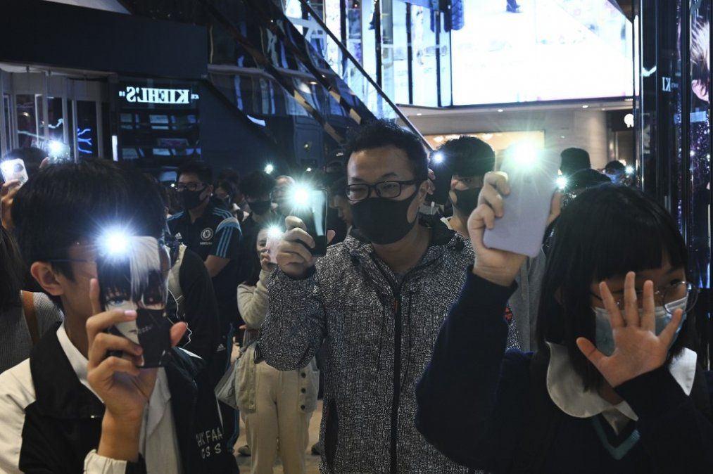 Hong Kong: 100 estudiantes resisten dentro de una universidad, rodeados por policías
