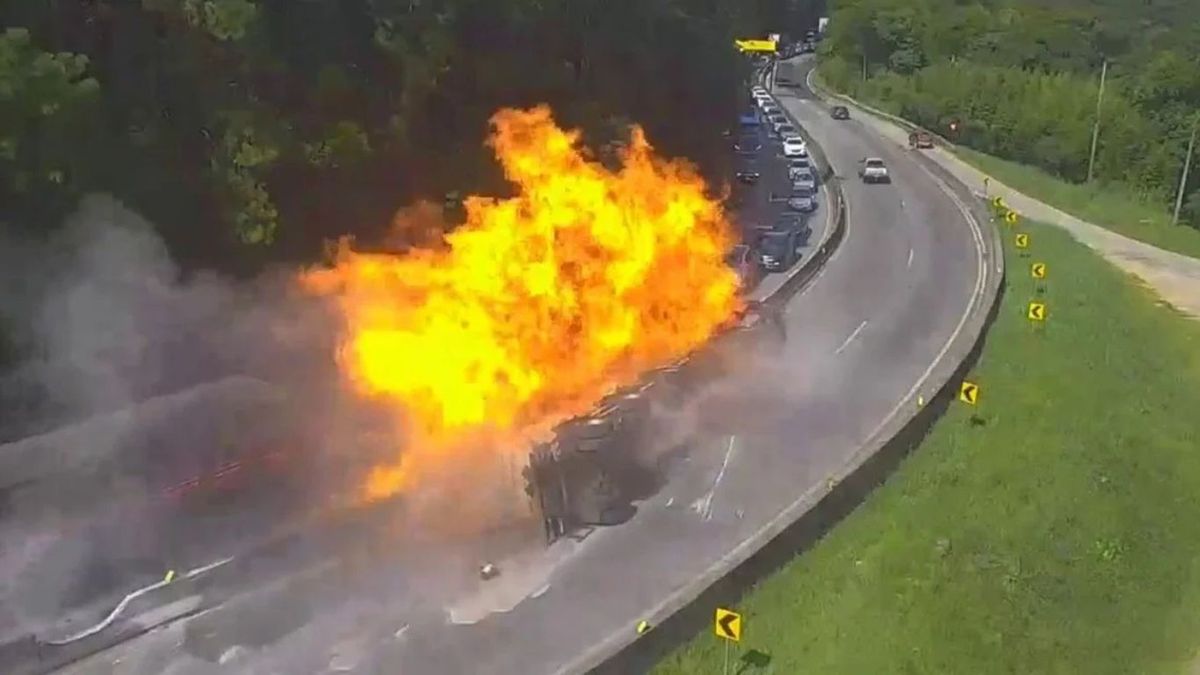 La impresionante explosión de un camión con etanol que provocó el incendio masivo de 21 autos. (Foto: captura de video)