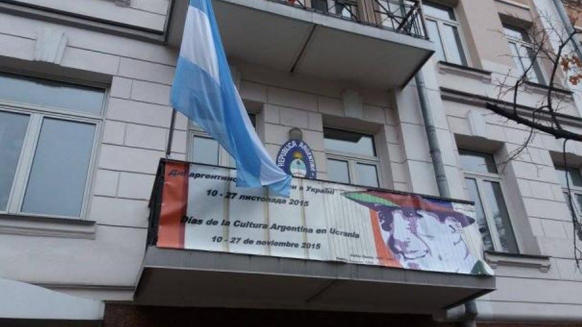 La embajada argentina en Ucrania trabaja para asistir a los compatriotas.