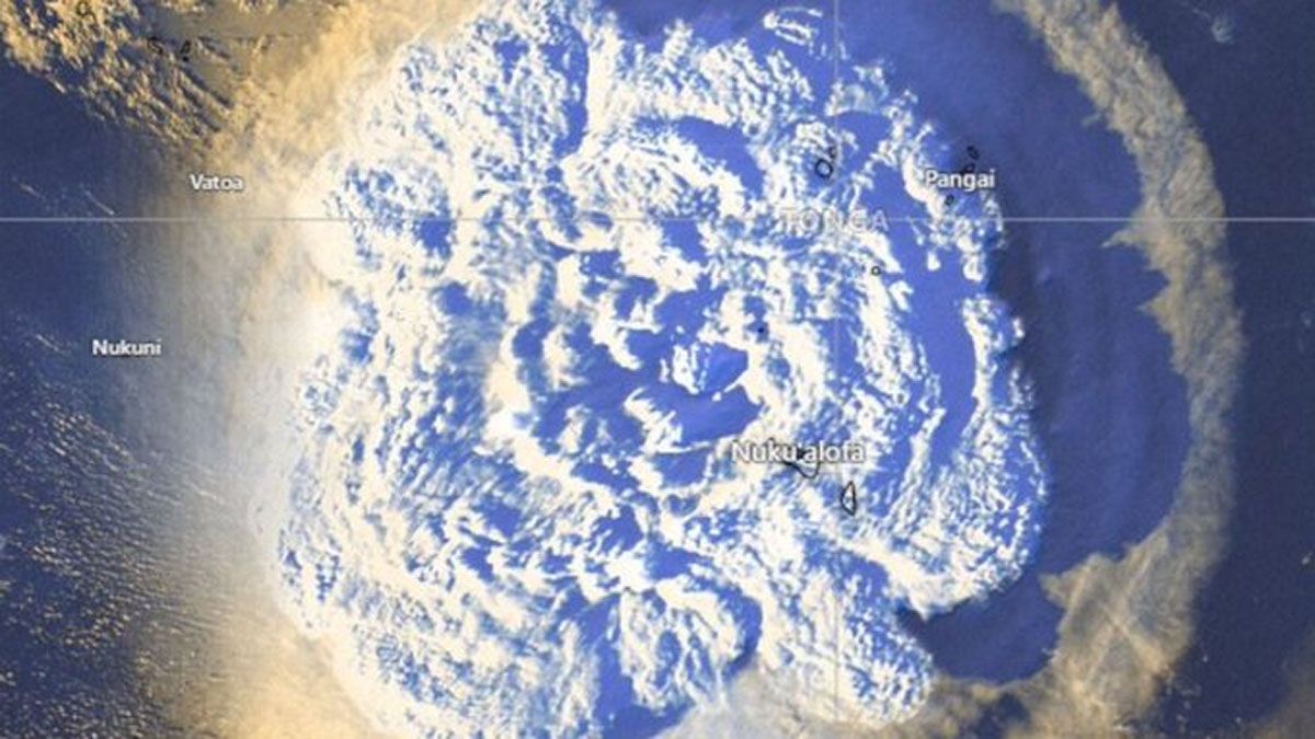 la imagen satelital de la erupción volcánica en Tonga ( Foto: Archivo)