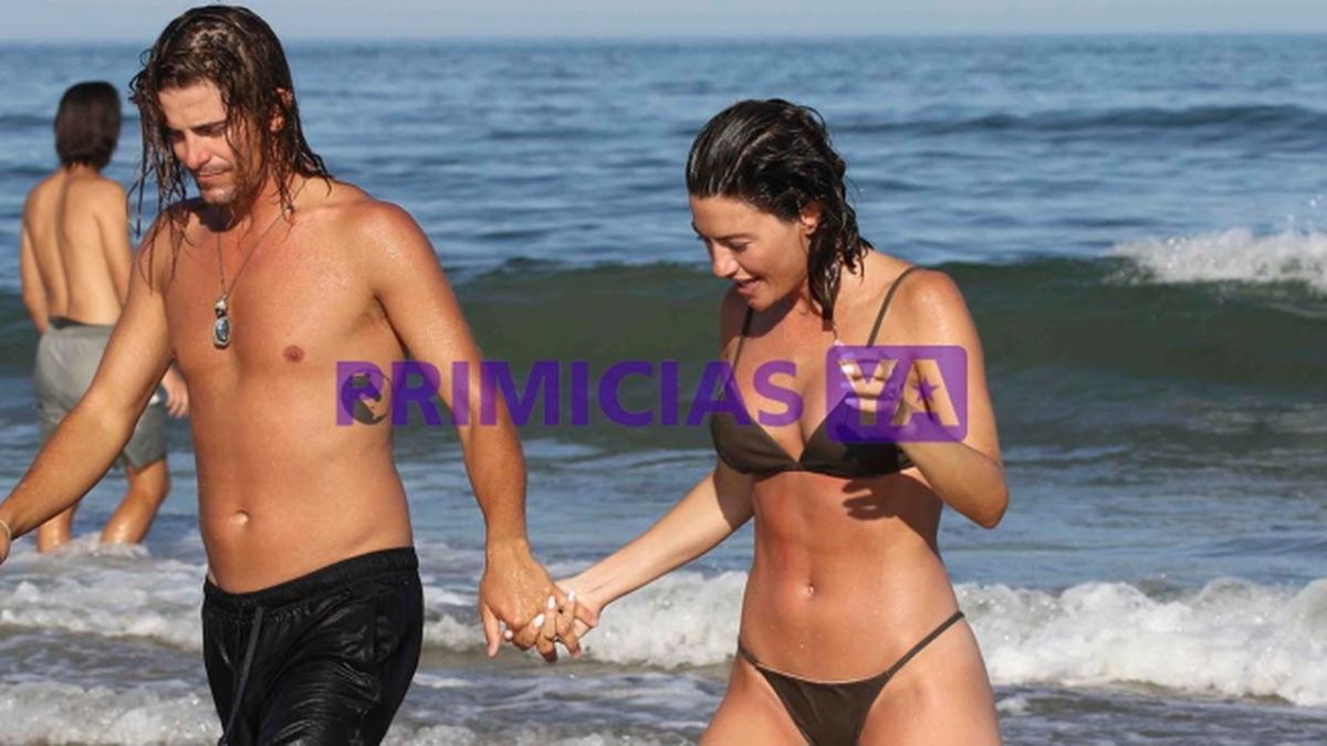 Con una diminuta bikini verde militar, Sofía Jujuy Jiménez no tuvo inconveniente en mostrarse acaramelada con su novio, Bautista Bello, en las playas de Punta del Este. 