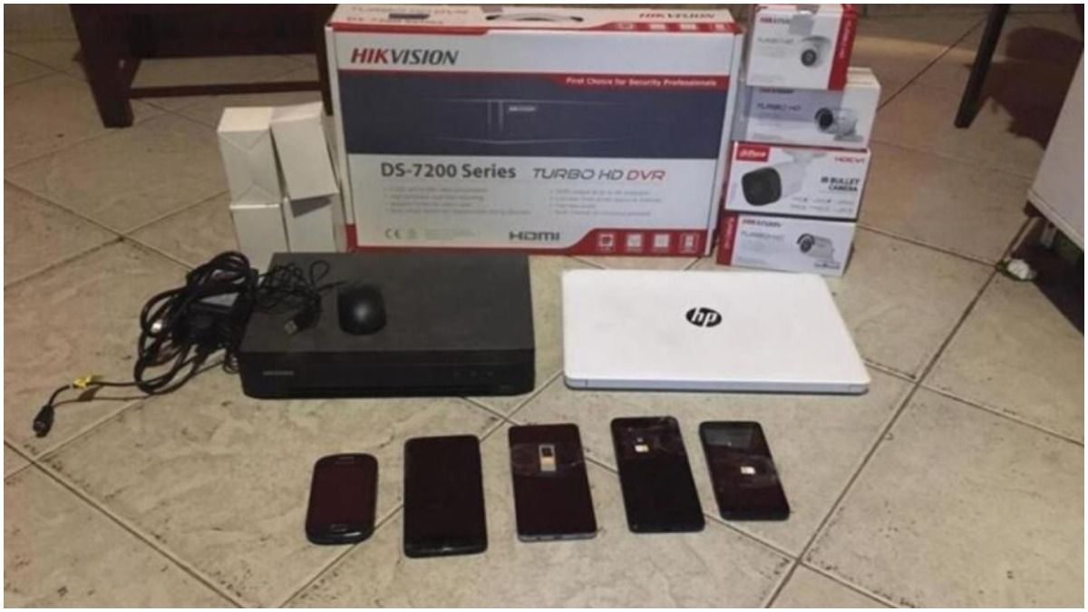 El material secuestrado durante el allanmiento en el domicilio del técnico de seguridad (Foto: Télam).